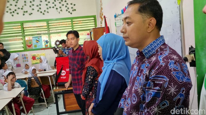 Eri Cahyadi, Gibran, dan Khofifah saat uji coba makan siang gratis di Surabaya.