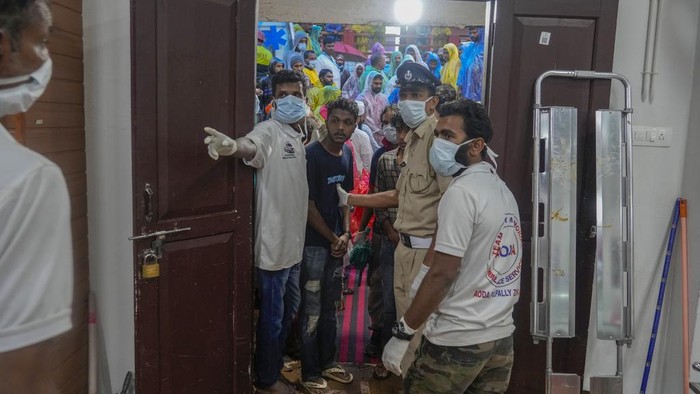 Evakuasi Korban Tewas Longsor Maut India ke Kamar Mayat Korban tewas akibat tanah longsor yang menerjang wilayah Kerala, India mencapai 108 orang. Jenazah di evakuasi ke kamar mayat.