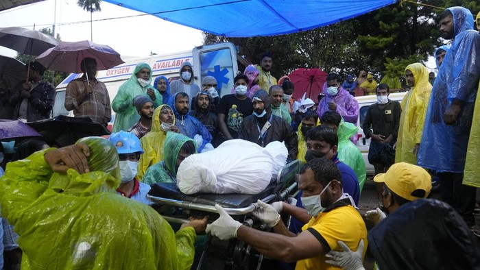 Evakuasi Korban Tewas Longsor Maut India ke Kamar Mayat Korban tewas akibat tanah longsor yang menerjang wilayah Kerala, India mencapai 108 orang. Jenazah di evakuasi ke kamar mayat.