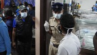 Tanah longsor ini disebabkan hujan yang deras dan angin kencang pada hari Selasa (30/7).