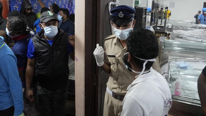 Evakuasi Korban Tewas Longsor Maut India ke Kamar Mayat Korban tewas akibat tanah longsor yang menerjang wilayah Kerala, India mencapai 108 orang. Jenazah di evakuasi ke kamar mayat.