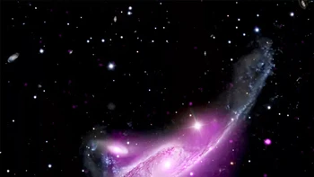 Galaksi spiral berbalah NGC 6872 berinteraksi dengan galaksi yang lebih kecil di kiri atas. Galaksi yang lebih kecil kemungkinan telah melucuti gas dari NGC 6872 untuk memberi makan lubang hitam supermasif di pusatnya. Kredit: Sinar-X: NASA/CXC/SAO; Optik: NASA/ESA/STScI; Pemrosesan Gambar: NASA/CXC/SAO/J. Schmidt, L. Frattare, dan J. Mayor