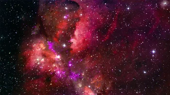 Nebula Cakar Kucing (NGC 6334) adalah area pembentukan bintang di galaksi Bima Sakti dengan awan merah bata yang dihubungkan oleh wilayah kecil berwarna ungu – Kredit: Sinar-X: NASA/SAO/CXC; Optik dan H-alfa: ESO/MPG; Inframerah: NASA/JPL-CalTech/Spitzer; Pemrosesan Gambar: J. Mayor