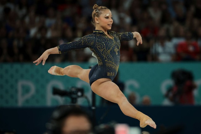 Pada debut Olimpiadenya di tahun 2016, Saraiva membantu tim Brasil meraih posisi kedelapan di final tim. Ia juga finis di posisi kelima dalam final balok keseimbangan, dua tempat di belakang Simone Biles yang fenomenal. Foto: Getty Images