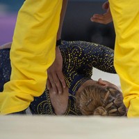 Saat Saraiva hendak berayun, ia tergelincir dari palang dan jatuh dengan keras. Foto: Getty Images