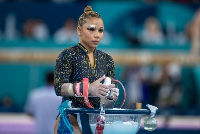 Seorang atlet senam artistik asal Brasil Flavia Saraiva mengalami cedera serius saat pemanasan untuk pertandingan bar di Olimpiade Paris 2024. Insiden ini terjadi pada Selasa malam ketika Saraiva sedang bersiap untuk berayun di palang bertingkat. Foto: Getty Images