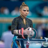 Seorang atlet senam artistik asal Brasil Flavia Saraiva mengalami cedera serius saat pemanasan untuk pertandingan bar di Olimpiade Paris 2024. Insiden ini terjadi pada Selasa malam ketika Saraiva sedang bersiap untuk berayun di palang bertingkat. Foto: Getty Images