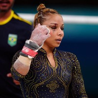 Saraiva melanjutkan pertandingan. Dia berhasil mengatasi rasa sakit yang dirasakannya dan mencetak skor 13.666 pada palang bertingkat untuk memulai final tim. Foto: Getty Images