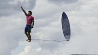 Potret itu viral dan bahkan digadang-gadang menjadi salah satu momen Olimpiade 2024 paling keren yang berhasil dijepret kamera. Foto: AFP/JEROME BROUILLET