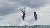 Dan inilah momen viral Gabriel Medina saat tengah berlomba di Olimpiade 2024. Fotografer AFP Jerome Brouillet menangkap momen tersebut dengan tepat, membuat Medina seperti sedang melayang di udara. Foto: AFP/JEROME BROUILLET