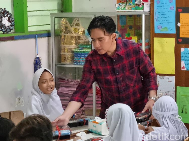 Gibran Bagikan Makan Siang Gratis Untuk Anak SD di Surabaya