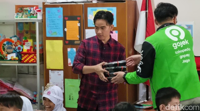 gibran rakabuming bagikan makan bergizi gratis di surabaya