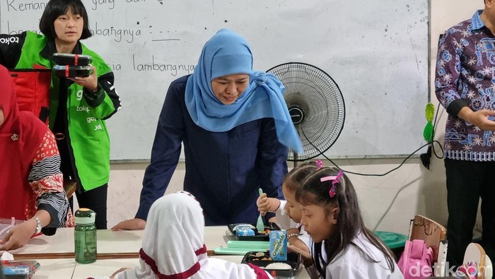 khofifah saat mendampingi gibran rakabuming bagikan makan bergizi gratis di surabaya