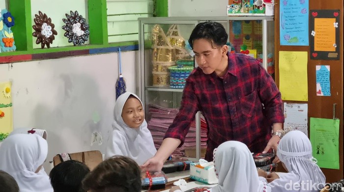 gibran rakabuming bagikan makan bergizi gratis di surabaya
