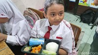 Isiannya juga komplit. Ada nasi, ayam, wortel, bakso, pentol, buncis, sawi putih, buncis, melon dan susu putih.