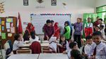 Gibran Bagikan Makan Siang Gratis Untuk Anak SD di Surabaya