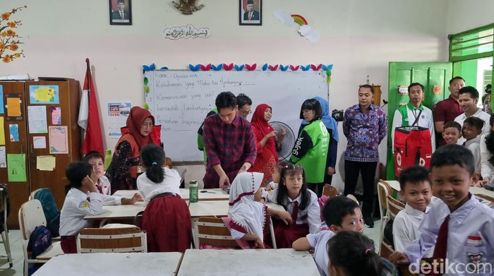 gibran rakabuming bagikan makan bergizi gratis di surabaya