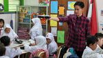 Gibran Bagikan Makan Siang Gratis Untuk Anak SD di Surabaya