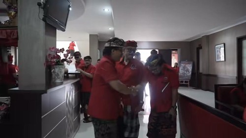 Tangkapan layar video Giri Prasta dibanjiri ucapan selamat oleh kader PDIP di kantor DPD PDIP Bali, Kamis (1/8/2024).