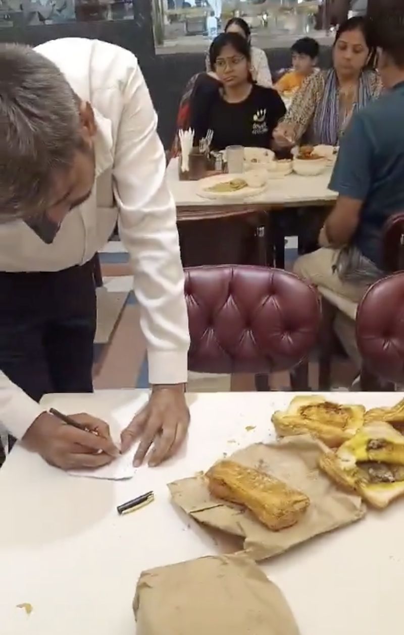 Heboh! Pelanggan Temukan Jamur di Roti Restoran