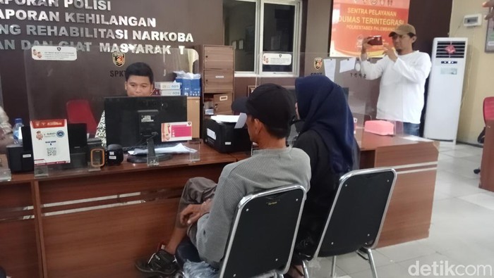 Herman dan anaknya melaporkan sang istri ke Polrestabes Palembang karena berselingkuh.