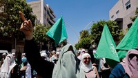 Aksi di Hebron juga diikuti oleh kaum wanita. REUTERS/Mussa Qawasma. 