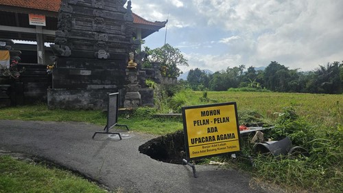 Jalan Setia Budi, Klungkung, yang jebol, Kamis (1/8/2024)