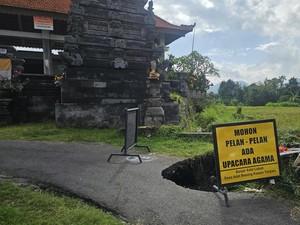 Jalan Desa Adat Baesang Kauh Jebol, Pengemudi Mobil Terkecoh Google Maps