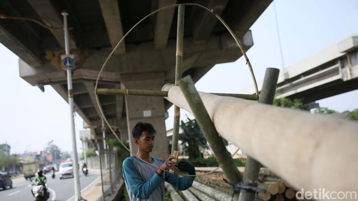 Jelang HUT RI, Batang Pohon Pinang Mulai Dijajakan Hari Kemerdekaan RI sebentar lagi datang. Pohon pinang pun mulai dijajakan.