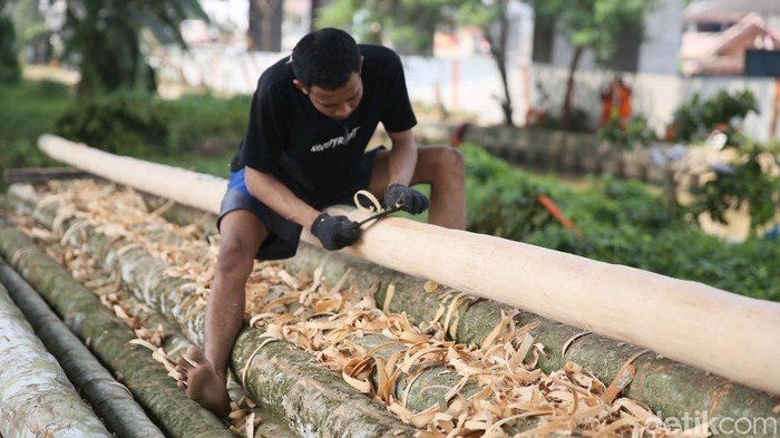 Jelang HUT RI, Batang Pohon Pinang Mulai Dijajakan Hari Kemerdekaan RI sebentar lagi datang. Pohon pinang pun mulai dijajakan.