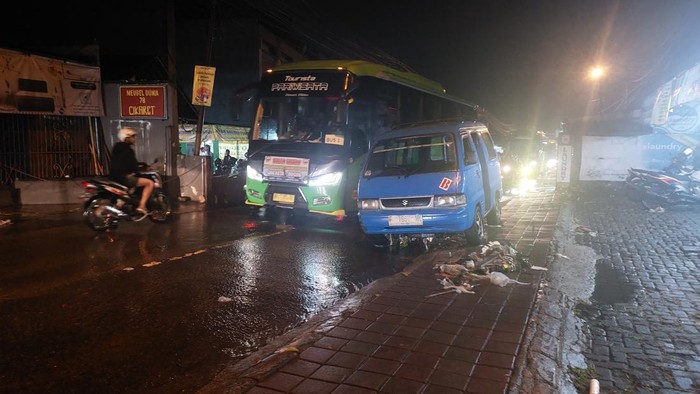 Hujan Lebat Melumpuhkan Perjalanan di Bogor: Kendaraan Terendam, Jalan Banjir