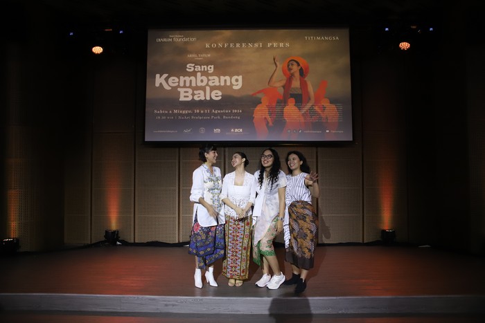 Jumpa pers Sang Kembang Bale digelar di Galeri Indonesia Kaya pada Kamis (1/8/2024). Jumpa pers Sang Kembang Bale digelar di Galeri Indonesia Kaya pada Kamis (1/8/2024).