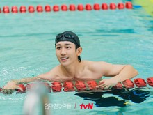 Penampilan Jung Hae In Sempurna di Love Next Door