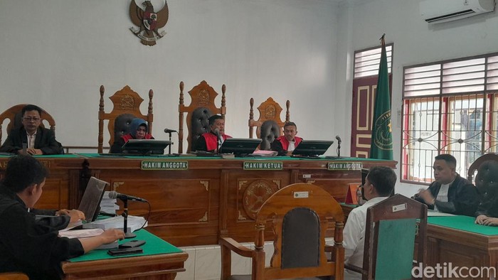 Kadinkes Sumut Alwi Mujahit Hasibuan menjalani sidang tuntutan di Pengadilan Tipikor pada PN Medan. (Nizar Aldi/detikSumut)