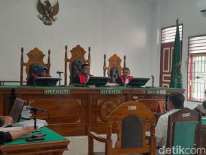 Kadinkes Sumut Alwi Dituntut 20 Tahun Penjara di Kasus Dugaan Korupsi APD COVID-19