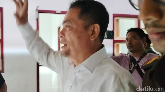 Kadinkes Sumut Alwi Mujahit Hasibuan saat meninggalkan ruang sidang di PN Medan