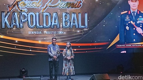 IB Kade Putra Narendra dan istrinya saat acara pisah sambut.