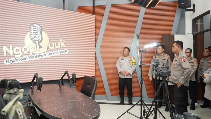 Kapolda dan Karo Multi Media saat melihat ruang Media Center 91 dan 91 Command Center