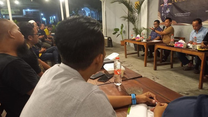 Kapolres Sampang AKBP Hendro saat ngopi bareng dengan jurnalis