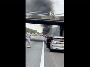 Terpopuler: Pesawat Jatuh di Jalan Tol, Pilot Tak Selamat