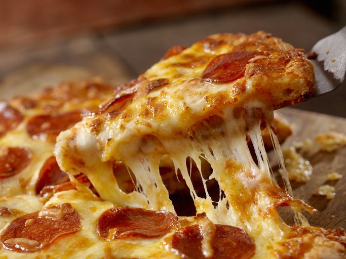 Kehabisan Makanan saat Kondangan, Pria Ini Pesan Pizza Sendiri