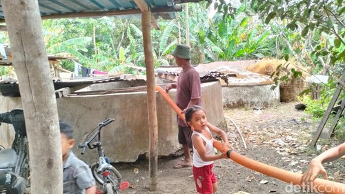 BPBD Kabupaten Karangasem mendistribusikan air bersih di Banjar Dinas Belong, Desa Ban, Kecamatan Kubu, Kamis (1/8/2024). (dok. BPBD Karangasem)