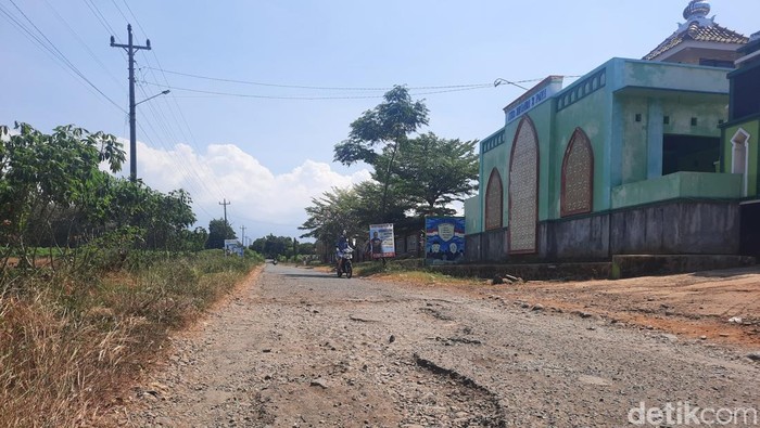 Kondisi jalan penghubung antardesa di wilayah Soneyan, Kecamatan Margoyoso, Kabupaten Pati, Kamis (1/8/2024).