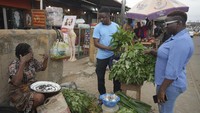 Warga berbelanja di sebuah pasar di Lagos, Nigeria, Rabu (31/7/2024).