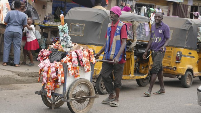 Nigeria merupakan raksasa perekonomian terbesar di Afrika. Namun, saat ini tengah menghadapi salah satu krisis ekonomi terburuk dalam beberapa tahun terakhir.