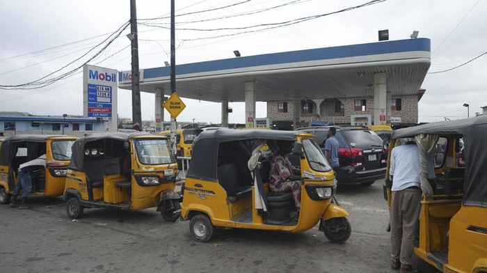 Krisis Ekonomi Bikin Warga Nigeria Bakal Gelar Protes Nasional Minggu Ini Nigeria merupakan raksasa perekonomian terbesar di Afrika. Namun, saat ini tengah menghadapi salah satu krisis ekonomi terburuk dalam beberapa tahun terakhir.