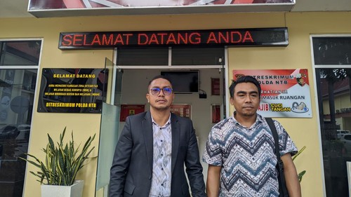 Kuasa Hukum Lale Laksmining Puji Jagat menyerahkan laporan polisi ke Polda NTB, Rabu (31/7/2024). (Ahmad Viqi/detikBali).