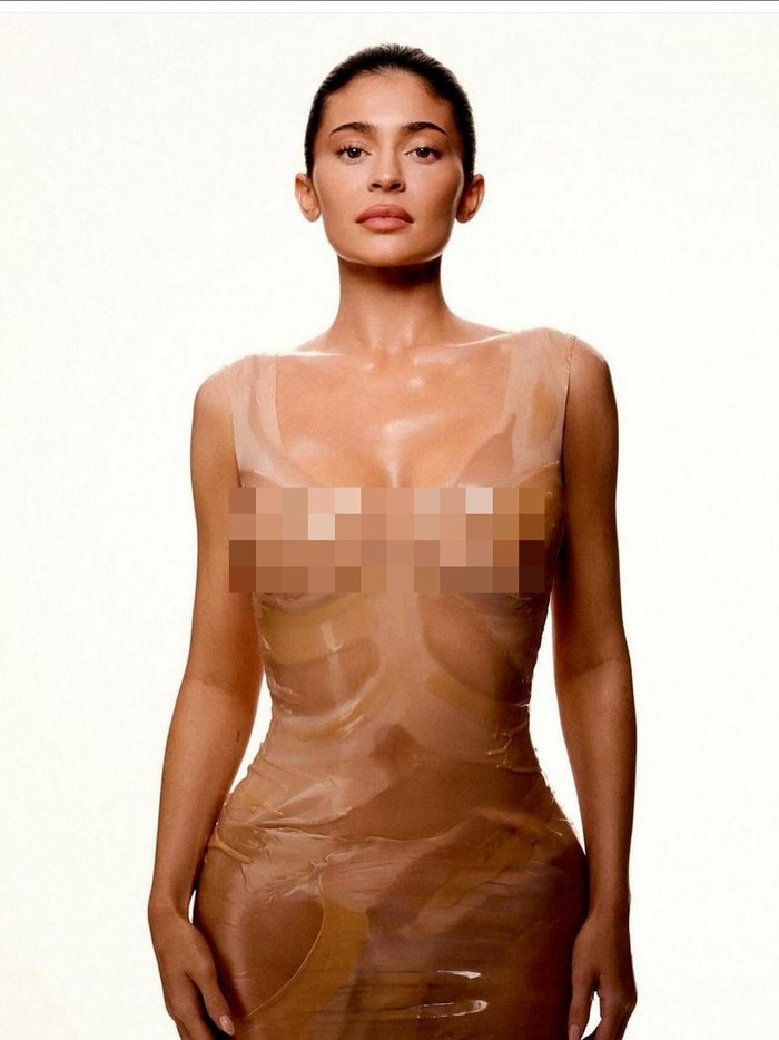 Kylie Jenner mengenakan gaun Lamarche Lab.