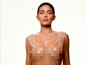 Gaya Seksi Kylie Jenner Pakai Liquid Dress untuk Iklan Foundation