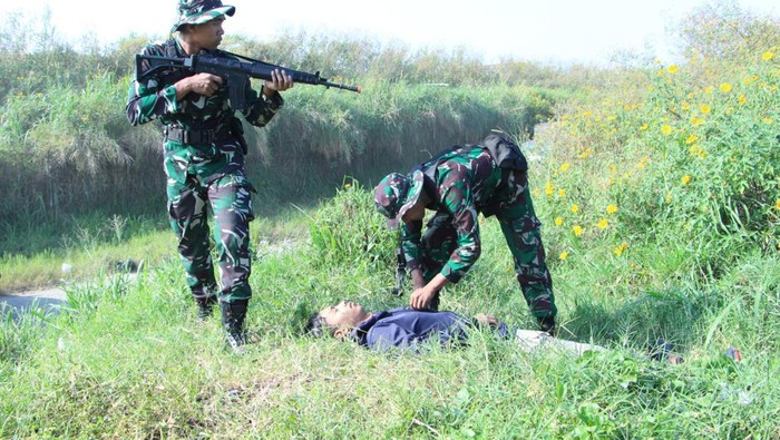 Latihan pertahanan pangkalan.